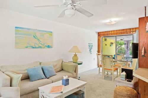Charming East End Residence Steps To Beach