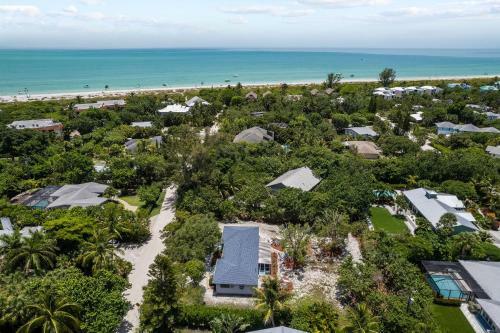 Charming East End Residence Steps To Beach