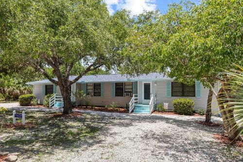 Charming East End Residence Steps To Beach