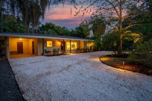 Beautiful Glam Mid-century 1 Block From Sarasota Bay With Firepit