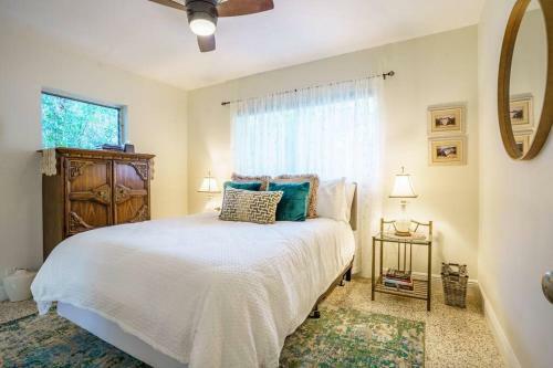 Beautiful Glam Mid-century 1 Block From Sarasota Bay With Firepit