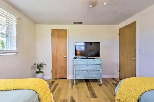 Sunny Sarasota Home 4 Mi To Siesta Key Beach