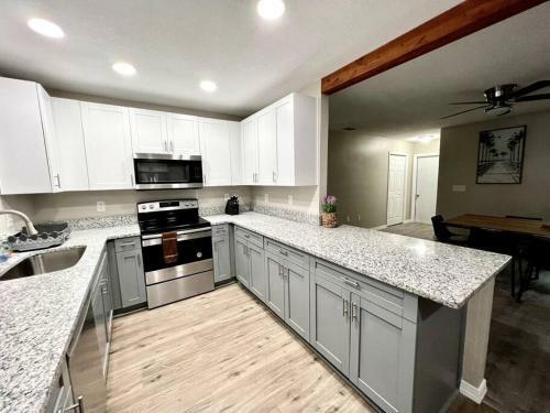 Sarasota Contemporary 4 Bedroom Home With Pool