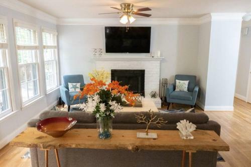 Entire Home, Waterfront Lake Lanier - Kayaks, Dock