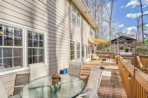 Entire Home, Waterfront Lake Lanier - Kayaks, Dock