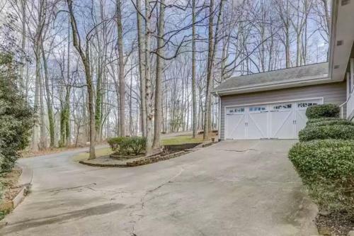 Entire Home, Waterfront Lake Lanier - Kayaks, Dock
