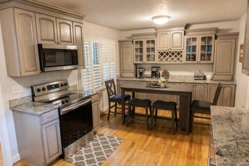 Entire Home, Waterfront Lake Lanier - Kayaks, Dock