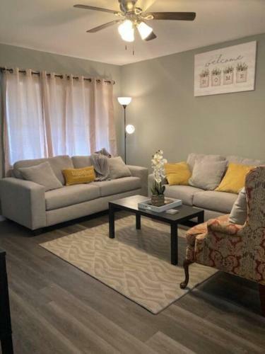 Cheerful 4-bedroom Home Close To Attractions