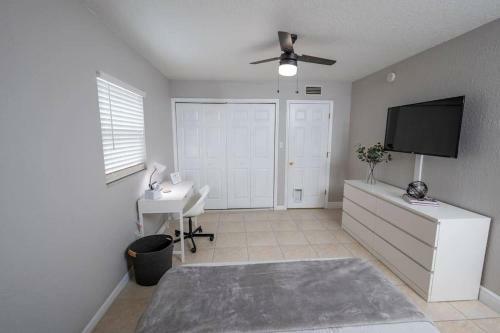 Upscale Modern Apartment