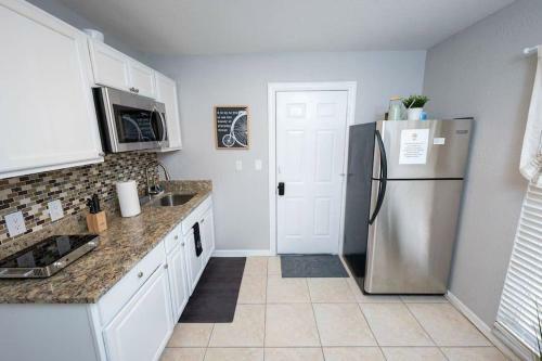 Upscale Modern Apartment