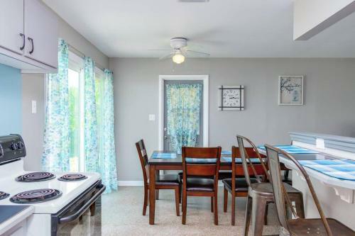 Cheerful Cozy Cottage In South Tampa