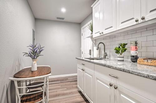 Snug, Secluded Apartment About 6 Mi To Beach!