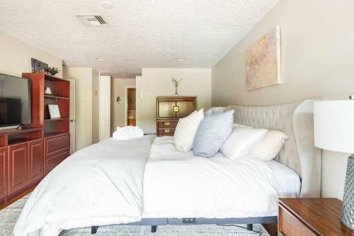Quiet Oasis In Ideal Location-private Pool &arcade