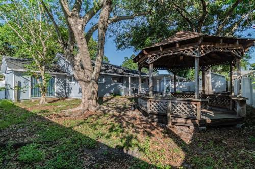A Homely & Modern Home With Gazebo And Bbq.