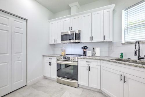 Chic And Bright Tampa Home About 5 Mi To Downtown!