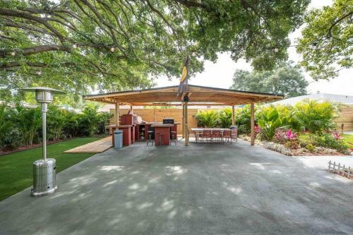 Beautiful House, Walking Distance To Stadium