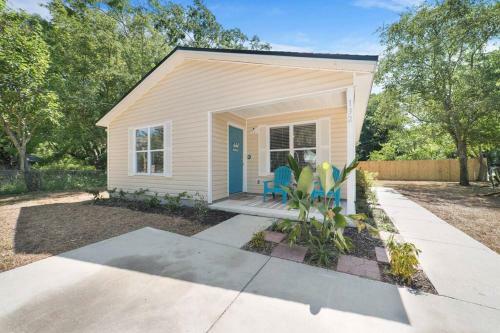New Modern Bungalow Close To Downtown! Fully Fenced Yard