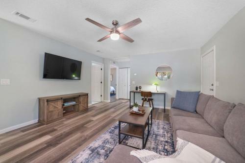New Modern Bungalow Close To Downtown! Fully Fenced Yard