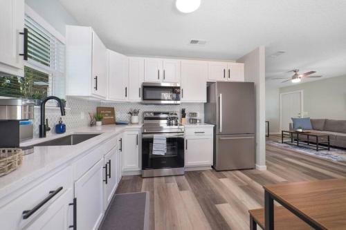 New Modern Bungalow Close To Downtown! Fully Fenced Yard