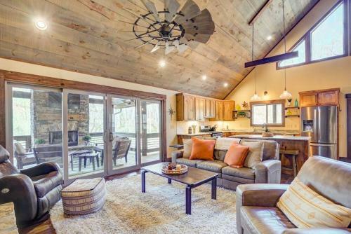 New/luxurious Cabin W/ Hot Tub, Arcade, Fire Pit