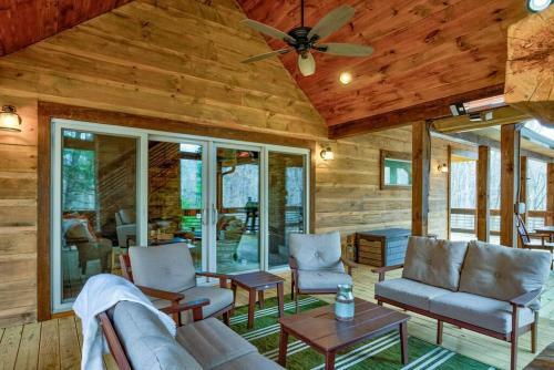 New/luxurious Cabin W/ Hot Tub, Arcade, Fire Pit