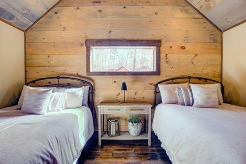 New/luxurious Cabin W/ Hot Tub, Arcade, Fire Pit