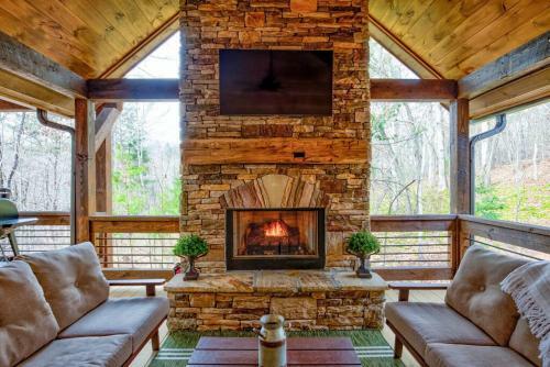 New/luxurious Cabin W/ Hot Tub, Arcade, Fire Pit