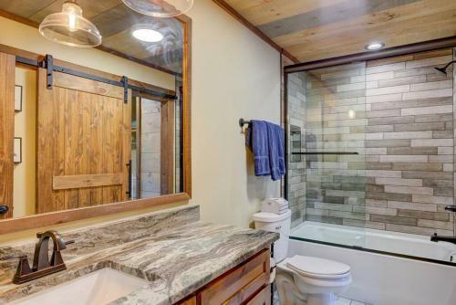 New/luxurious Cabin W/ Hot Tub, Arcade, Fire Pit