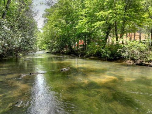 *creek Front* With Hottub, Fire Pits, Billiards, Ev Charger