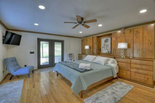 *creek Front* With Hottub, Fire Pits, Billiards, Ev Charger