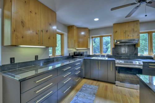 *creek Front* With Hottub, Fire Pits, Billiards, Ev Charger