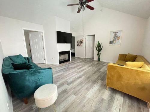 Paradise In Atl With Exciting Fun Room!