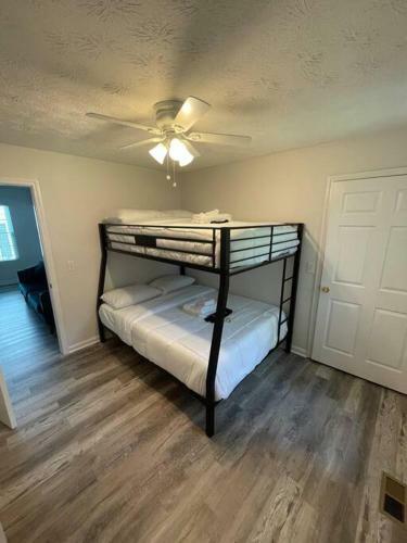 Paradise In Atl With Exciting Fun Room!
