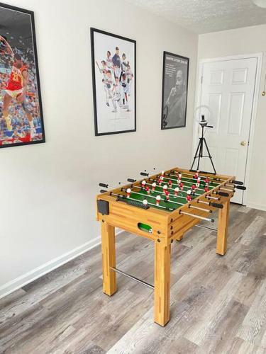 Paradise In Atl With Exciting Fun Room!