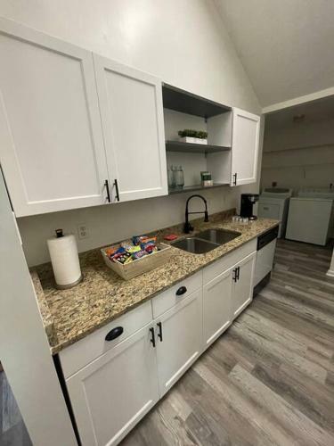 Paradise In Atl With Exciting Fun Room!