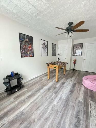 Paradise In Atl With Exciting Fun Room!