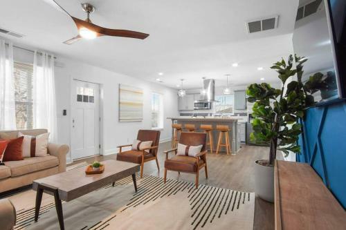Charming 3br Bungalow W/ Deck Mins To Downtown