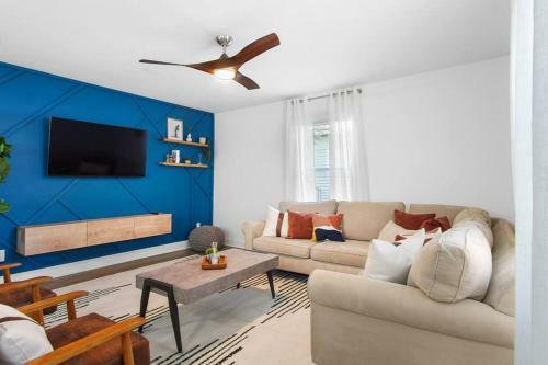 Charming 3br Bungalow W/ Deck Mins To Downtown