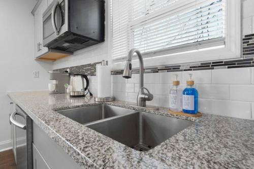 Charming 3br Bungalow W/ Deck Mins To Downtown