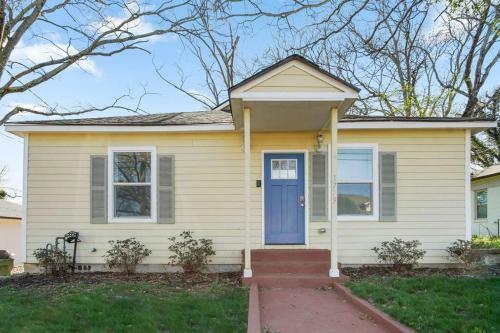 Charming 3br Bungalow W/ Deck Mins To Downtown