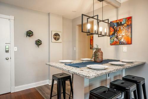 Downtown Atl Condo W Pool King Bed Lm1k2t