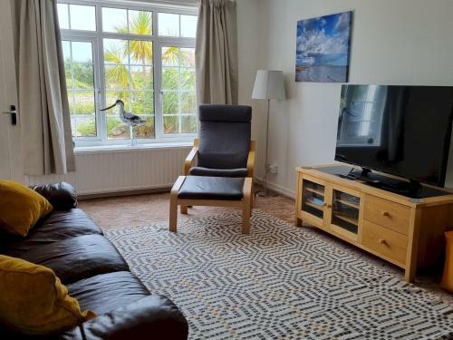 Pass The Keys Stunning Waterside Retreat With Estuary Views