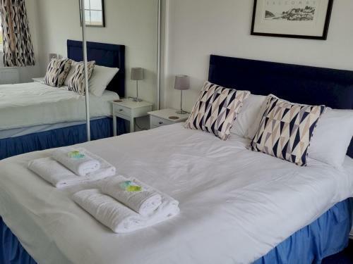 Pass The Keys Stunning Waterside Retreat With Estuary Views