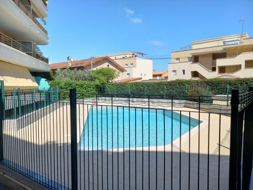 Apartamento Les Deux Ch�teaux Avec Piscine, Climatisation Et Wi-fi