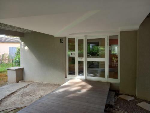 Apartamento Les Deux Ch�teaux Avec Piscine, Climatisation Et Wi-fi