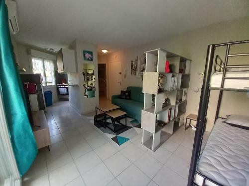Apartamento Les Deux Ch�teaux Avec Piscine, Climatisation Et Wi-fi