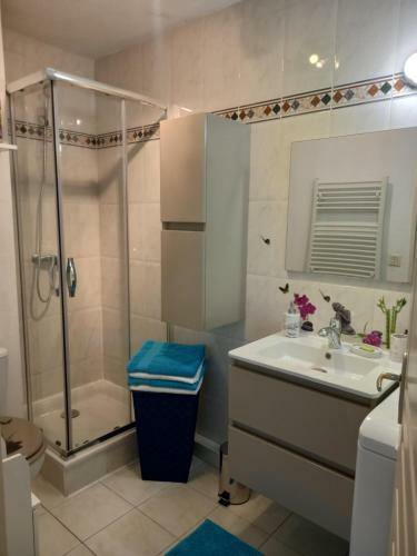 Apartamento Les Deux Ch�teaux Avec Piscine, Climatisation Et Wi-fi
