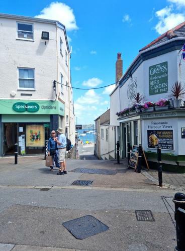 Newly Refurbished Falmouth Town Centre Apartment
