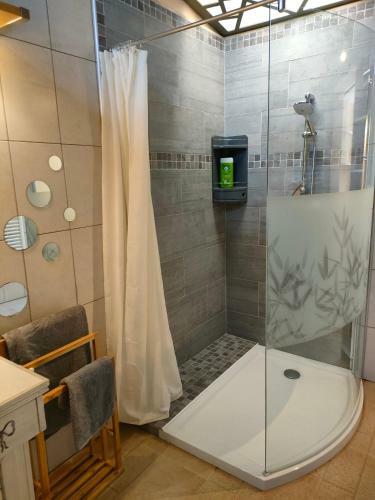 Confortable Suite Parentale Avec Jardin Et Piscine