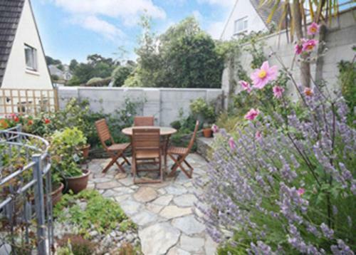 Spacious Detached House With Parking & Views